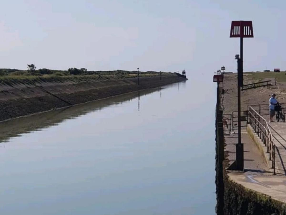 Pass The Keys Fabulous Beach Front Holiday Location Lydd Exterior photo