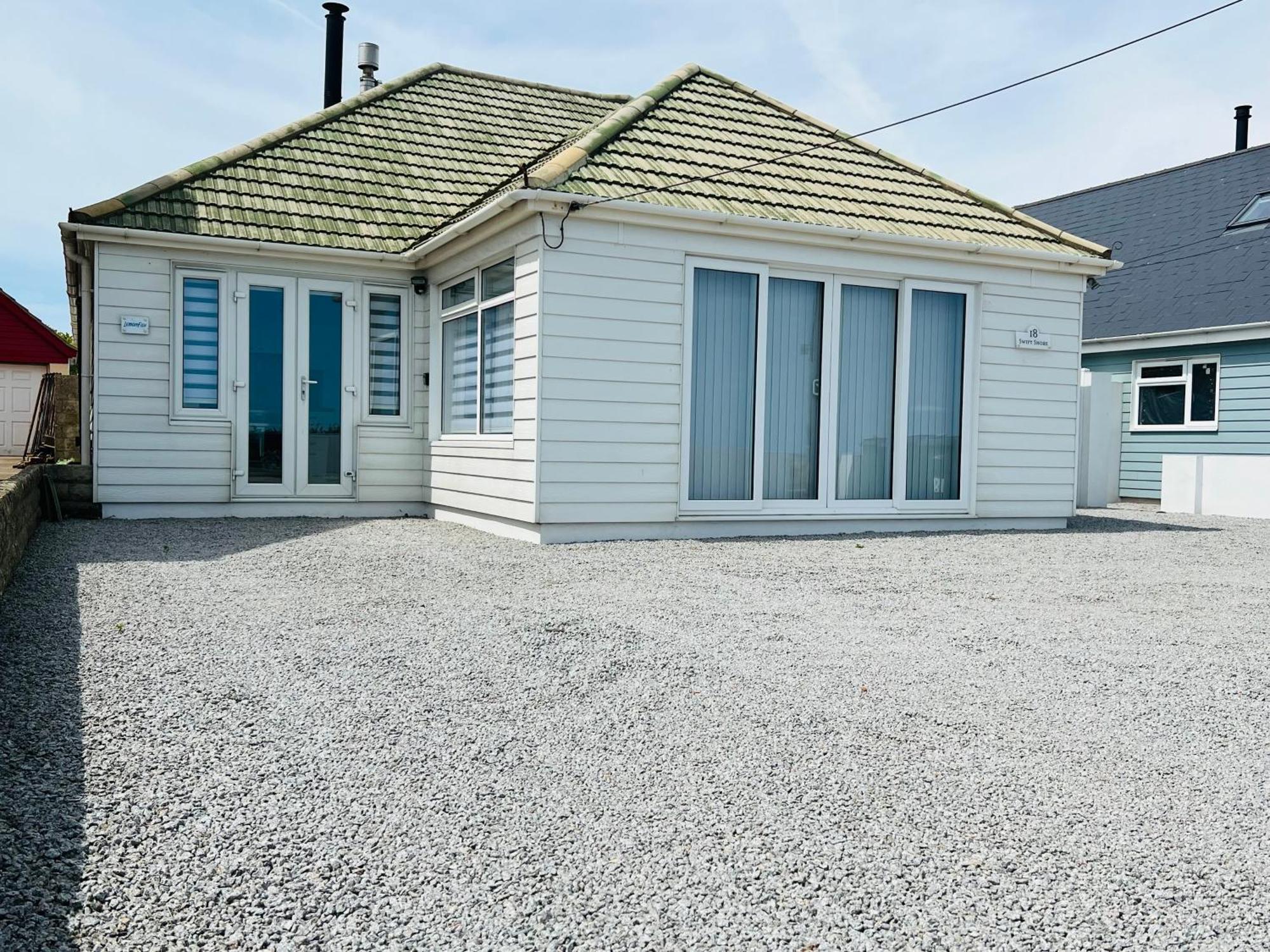 Pass The Keys Fabulous Beach Front Holiday Location Lydd Exterior photo
